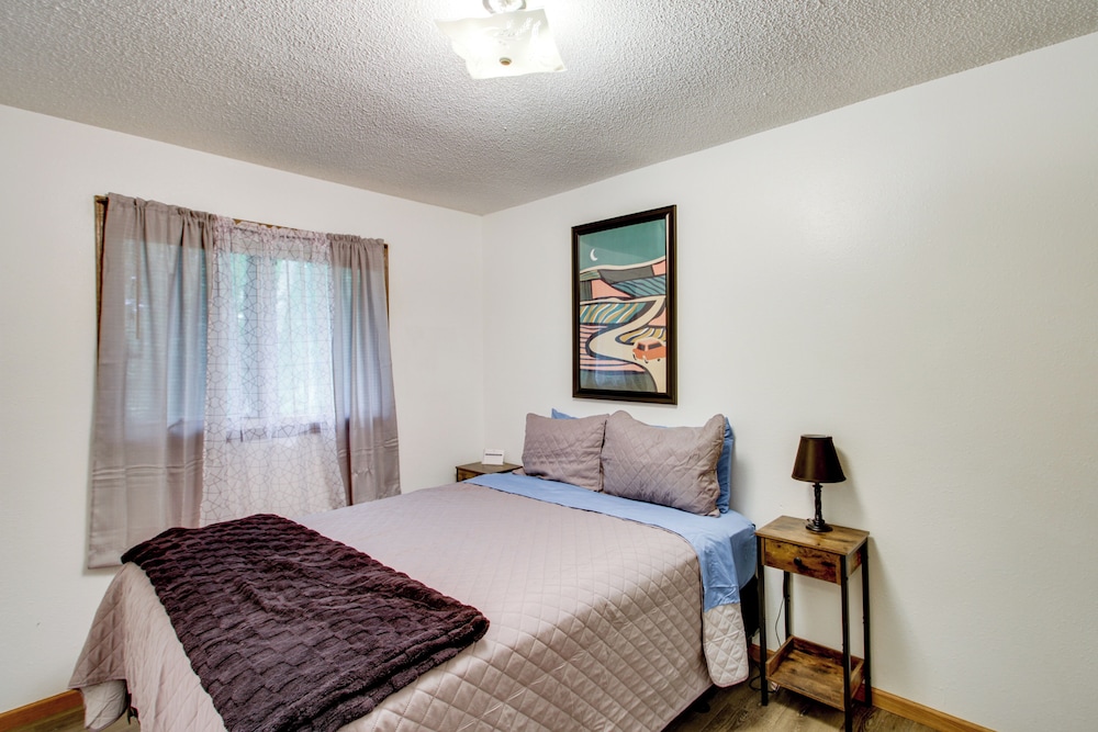 Near Lakes: Updated Family Home w/ Deck in Cushing