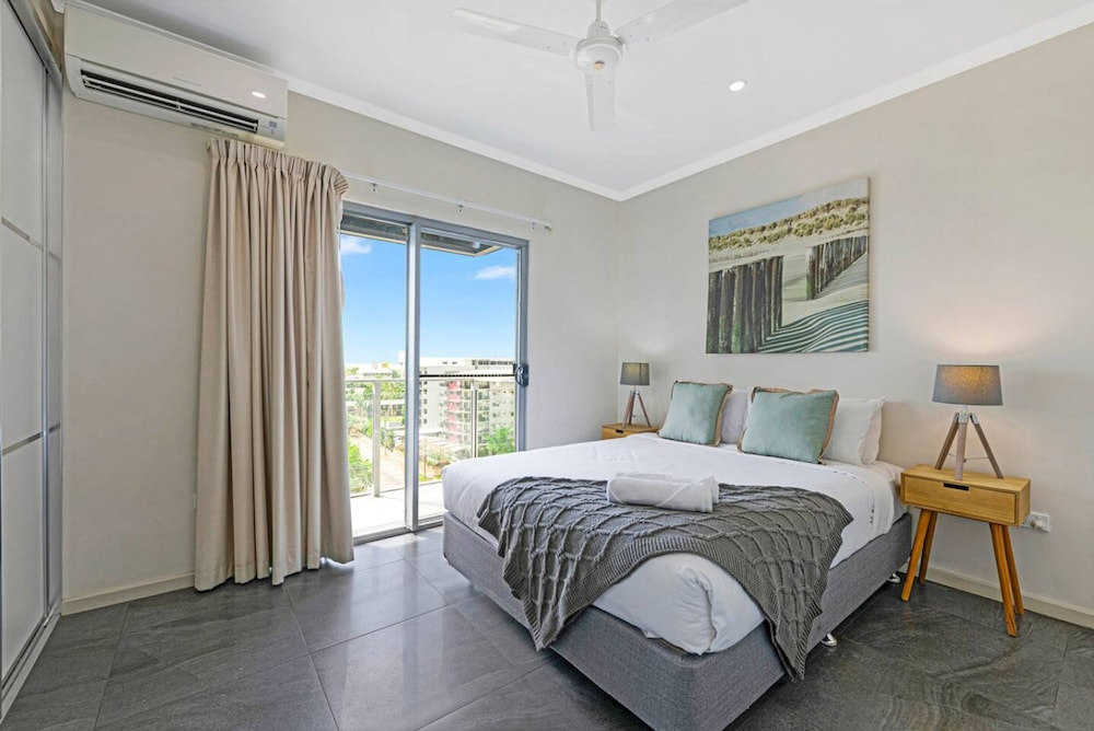 Zen Coastline Pool - Balcony Dining - Seaview