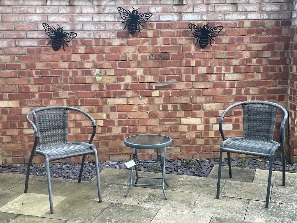 3 Bed House - Sleeps 5 - Garden - Parking - Wifi