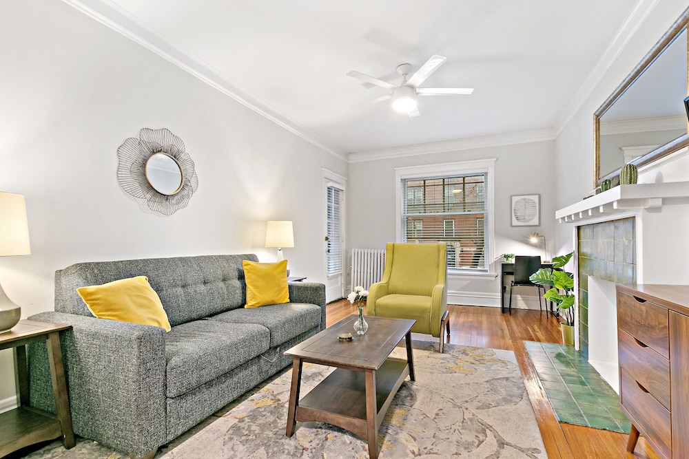 Chic 2BR Escape - Buckingham 1