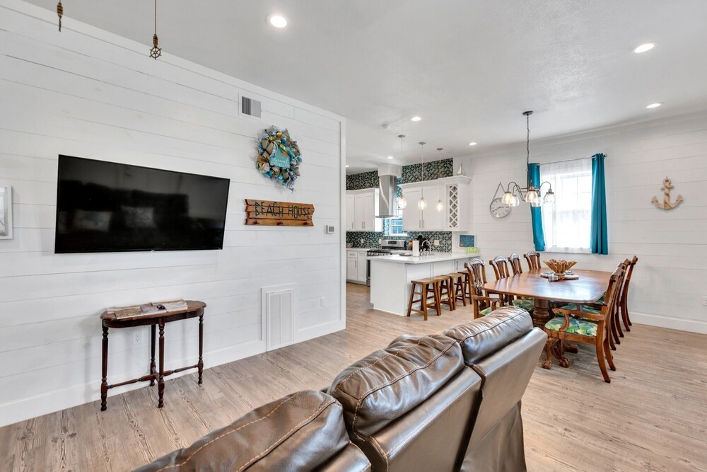 Sea-esta Completely Renovated 2 Story Home Only 1.5 Blocks To The Beach! 4 Bedroom Home by RedAwning