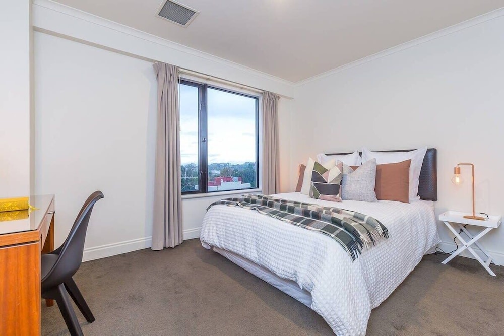 Stylish 1BR w/ Lovely Views, Pool+Gym Zodiak Stays