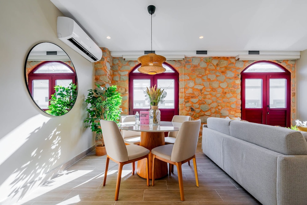 w Beautiful 2BR w Balcony in Casco Viejo
