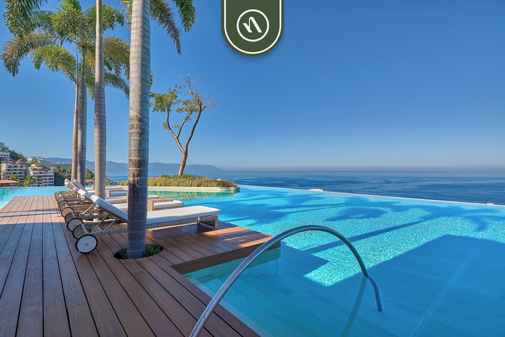Luxury 1BR Condo With Private Terrace - Ocean View