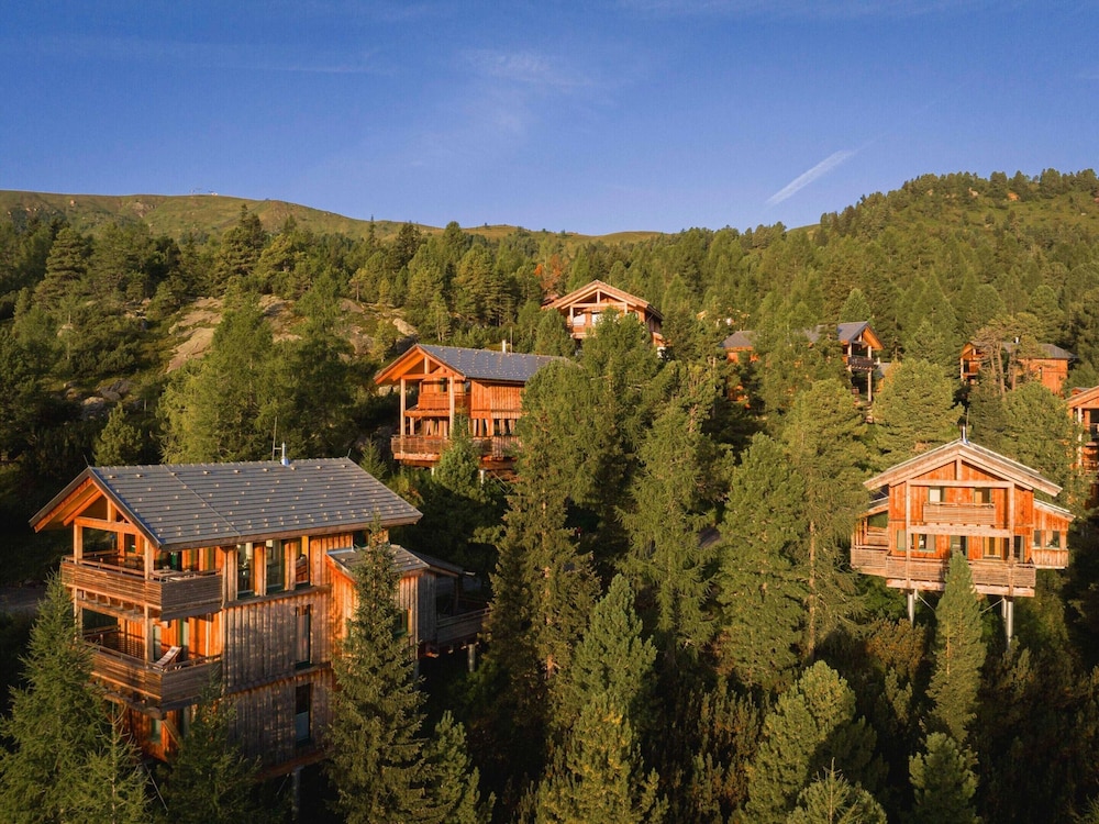 Lavish Chalet With Outdoor hot tub