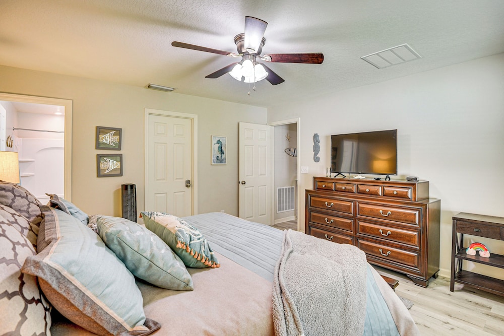 10 Mi to Ocean: Home w/ Lanai in Ormond Beach!