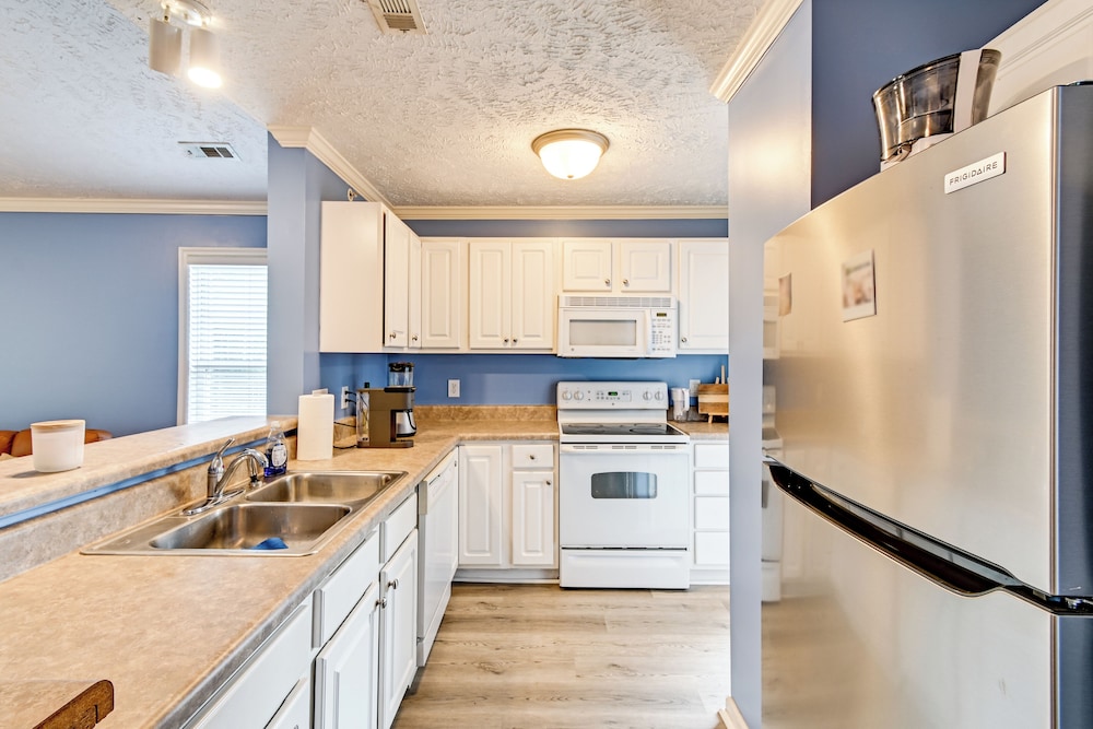 Lake & Pool Access, Home Gym: Fayetteville Condo!