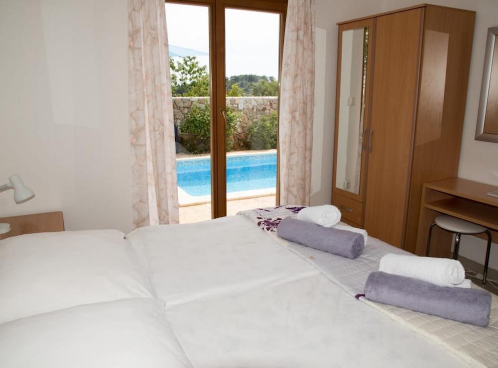 Spacious and Tranquil Apartments With Shared Pool