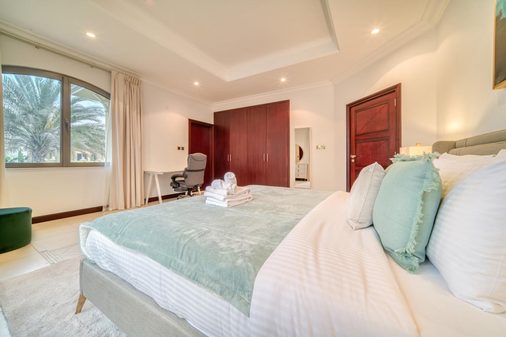 Beachfront 5BR Villa w Private Pool at the Palm