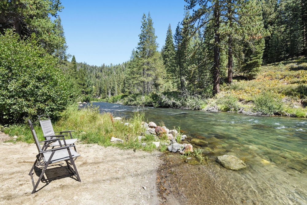 Joy on the River Stunning Waterfront Home for 10