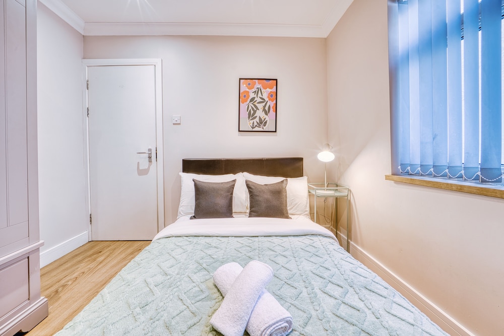 Stylish 2Bed 10 min to Centre Garden view 2