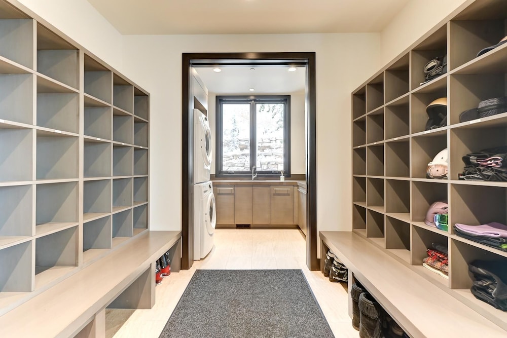 KBM Resorts Walk to Slopes, Sports Court, Private Home Theater, Sleeps 17, Outdoor Hot Tub Pco-184m
