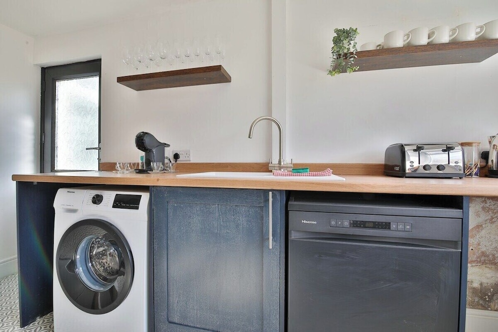 Charming 3 Bed Home Near Caerphilly Castle