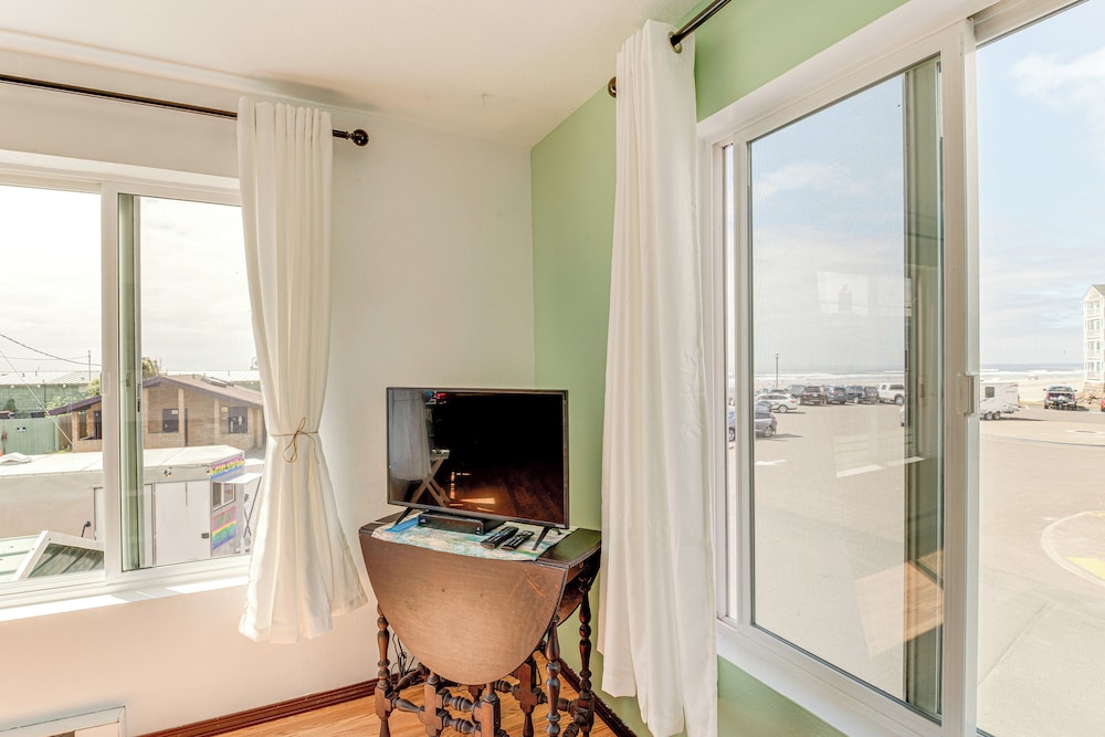 Quaint Rockaway Beach Gem: Walk to Shore!