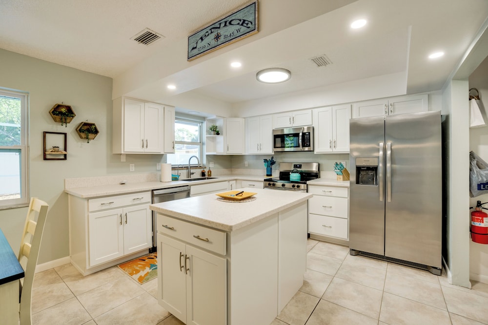 3 Mi to Manasota Key: Stylish Single-story Home!