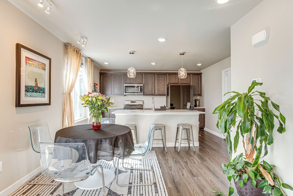 Beautiful Home w/ Bonus Room & Prime Location!