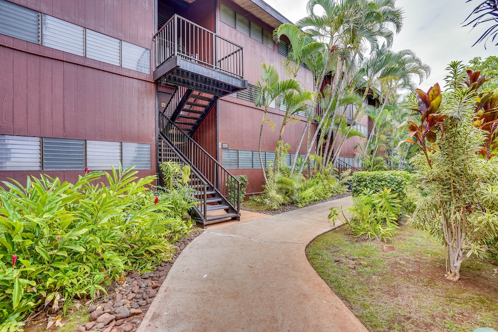 Kaunakakai Vacation Rental w/ Pool Access & A/c!