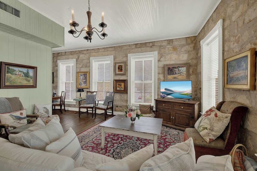 Fountain Suite-stay Right on Historic Main Street in the Heart of Fredericksburg