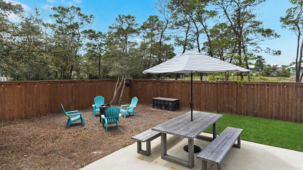 2BR Home, Private Heated Pool, 4 Bikes, Beach Access