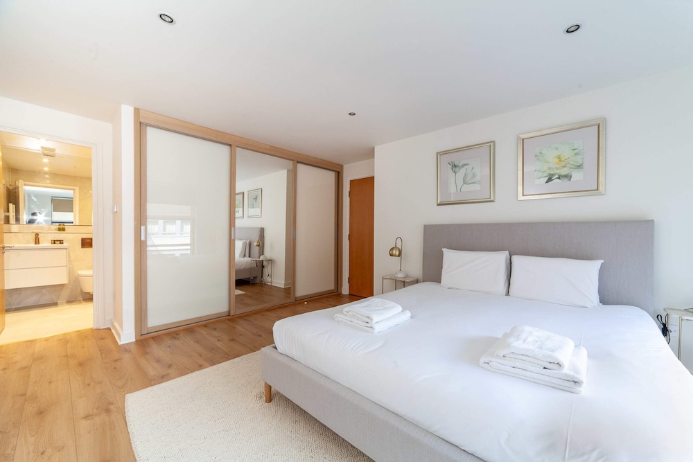 A Stylish Newly Refurbished Flat With City Access