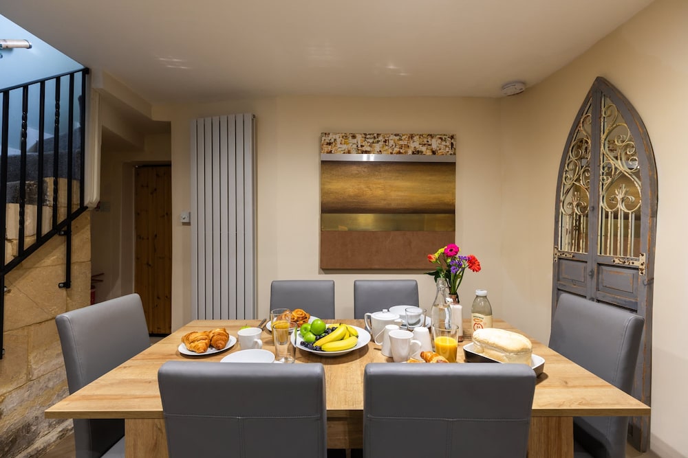 Stylish 4-bedroom Townhouse in the Heart of Bath