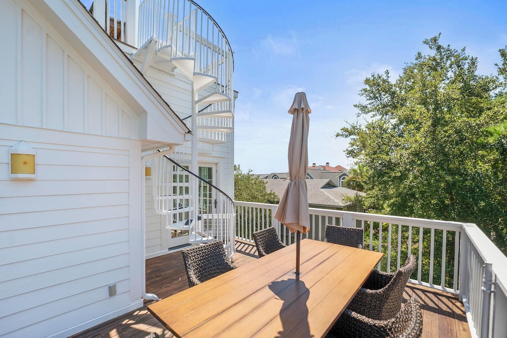 723 Seahorse Road - Newly Renovated, 5-bedroom Oceanside Home
