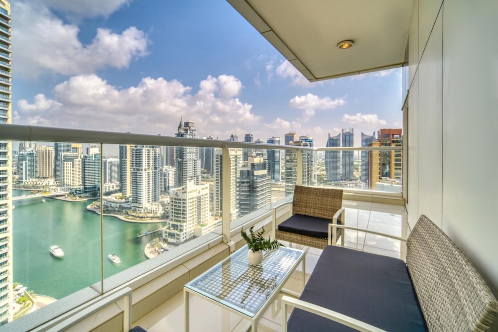 Premium 2BR Apt w Marina Views