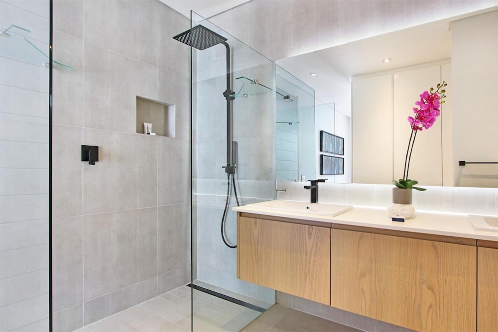Bright 2bed in Sea Point w Sea Views Helio Haven