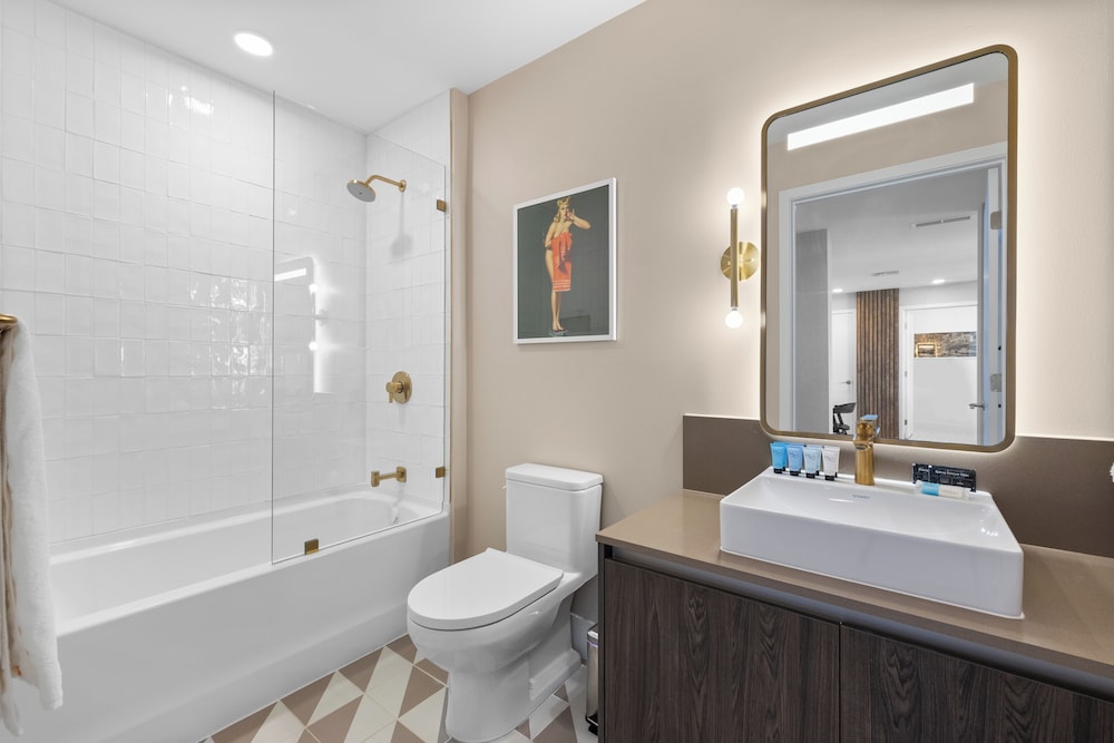 Luxury 49FL Condo with City Views