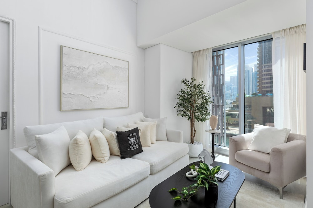 Maison Privee - Sleek Stay in Dubai Marina’s Famous Twisting Tower
