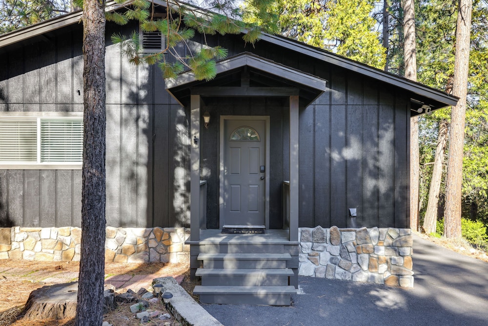 Access to Pine Mountain Lake: Family Cabin w/ Deck