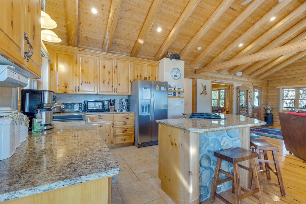 33 Mi to Yosemite NP: Custom Log Home w/ Deck!