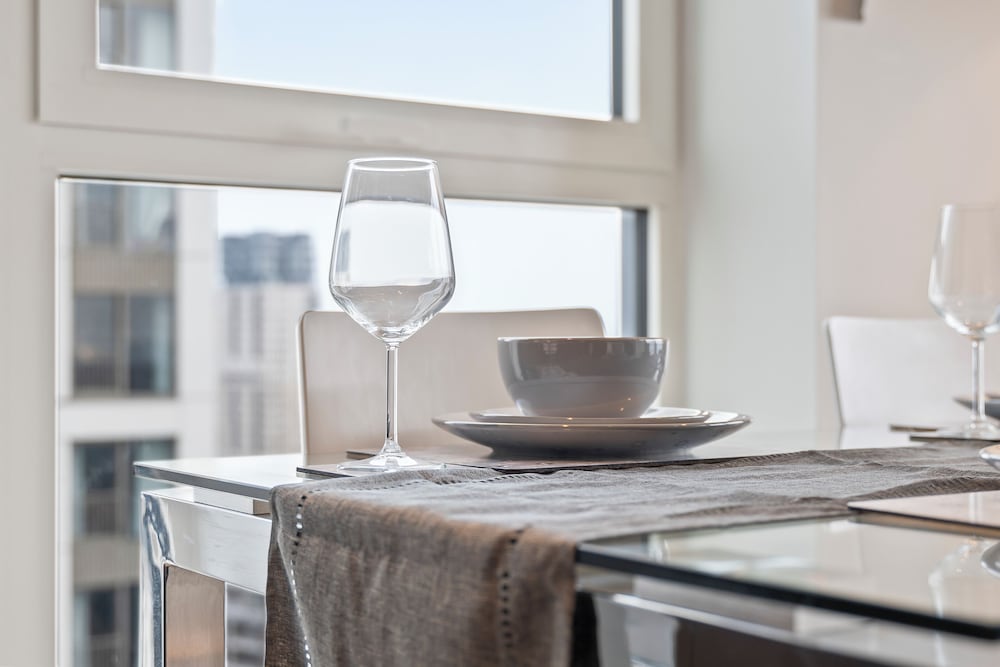 Elegant 2 Bed Apartment Within Many Attractions
