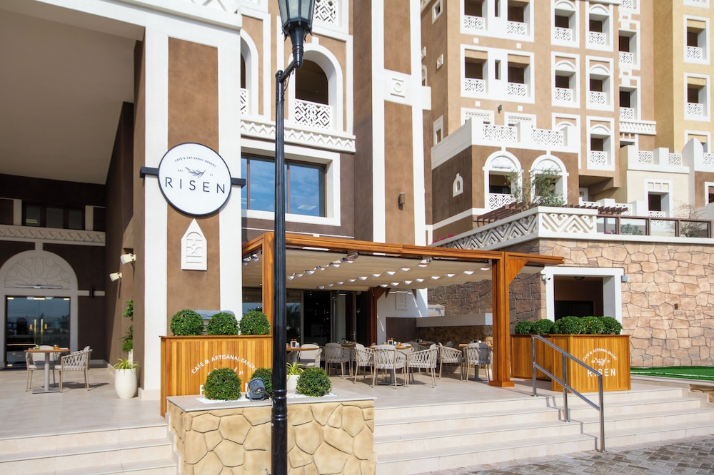 Massive 2 Bedroom with Palm View Balqis
