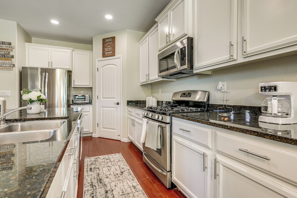 7 Mi to Dtwn: Home w/ Fenced Yard in Roseville!