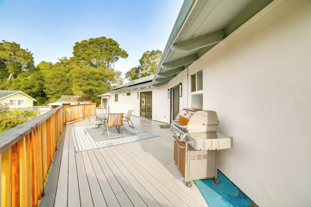 2 Mi to Ocean: Pet-friendly Abode in Aptos!