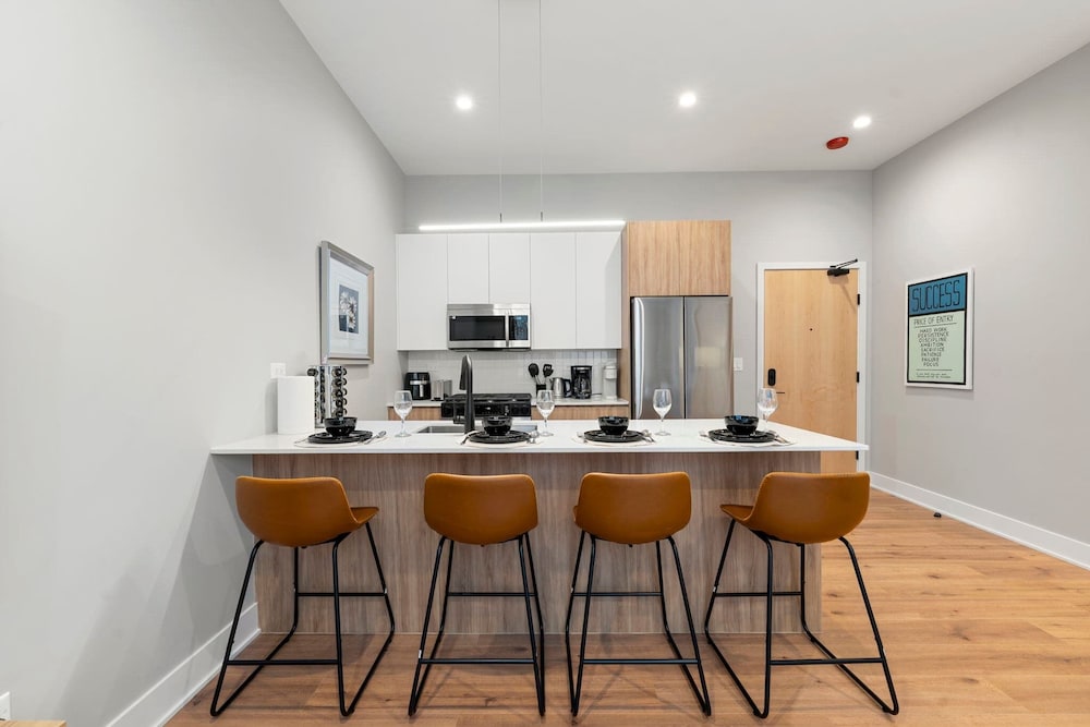 Edgewater Modern 2BR Steps to Lake City Views