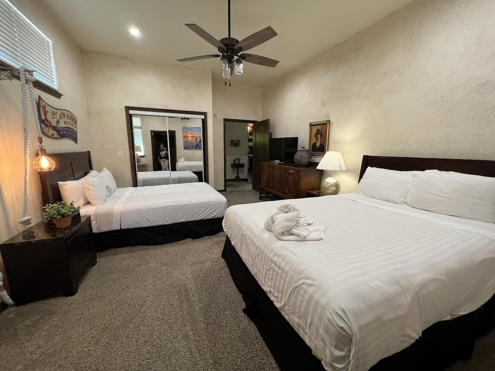 Magnificent Four Bedroom, Two 1/2 Bath luxury, log-sided Harbor North cottage with incredible views of Lake Ouachita. by RedAwning