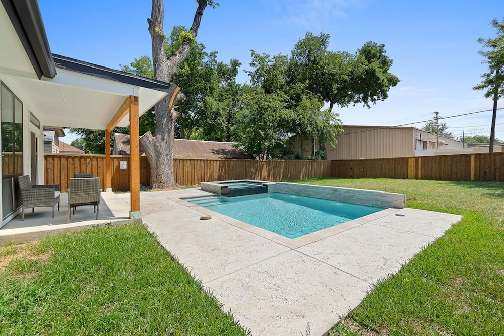 Urban Retreat With Pool Near Downtown Dallas