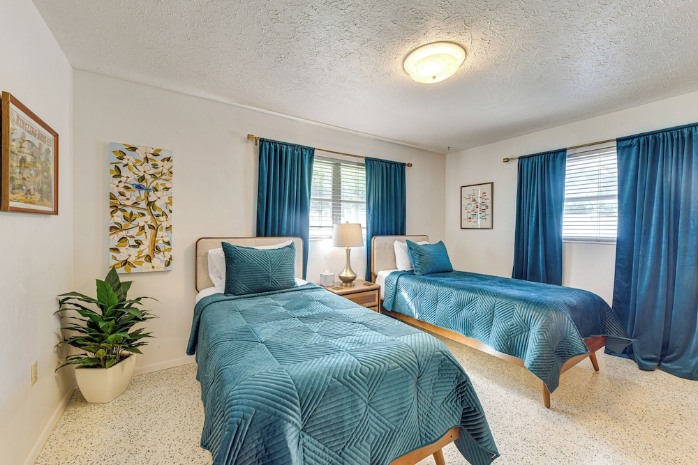 Lanai & Pet Friendly! Retro-chic Sarasota Home!