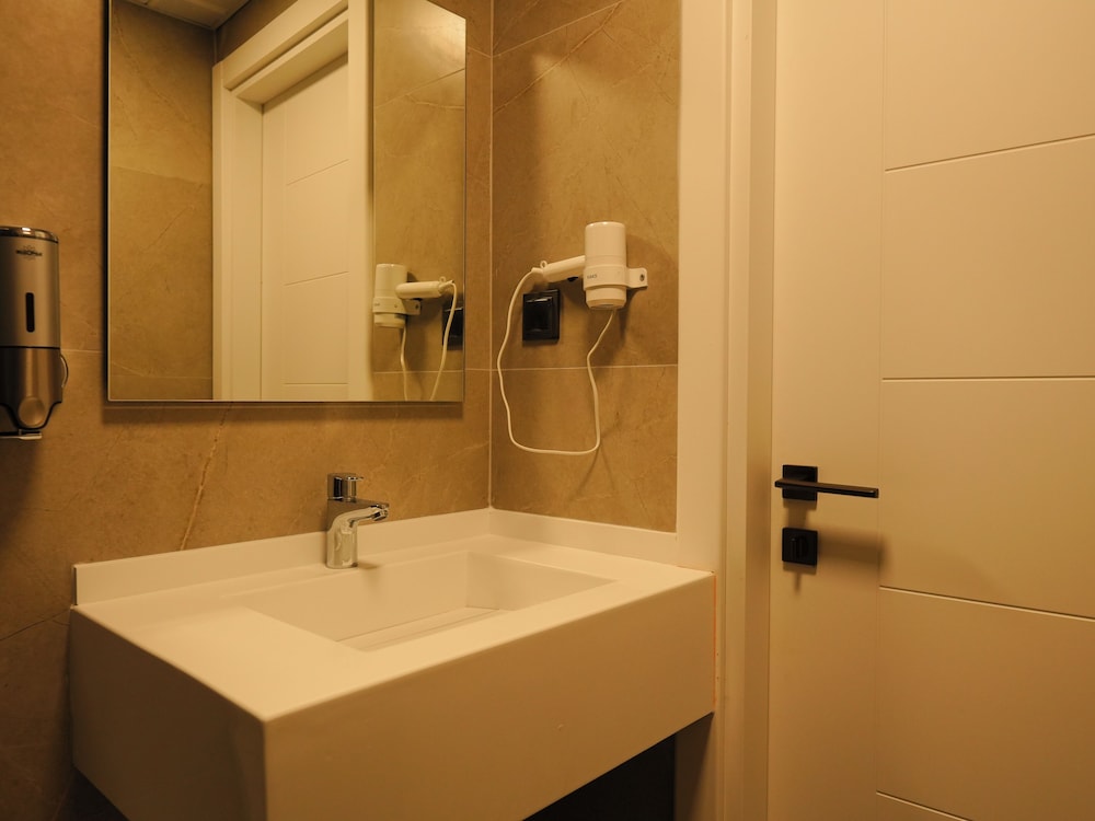 Bonnie City Hotel - Image 32