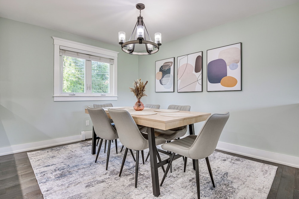 Golf, Hike & Explore: Family Home in Pembroke!