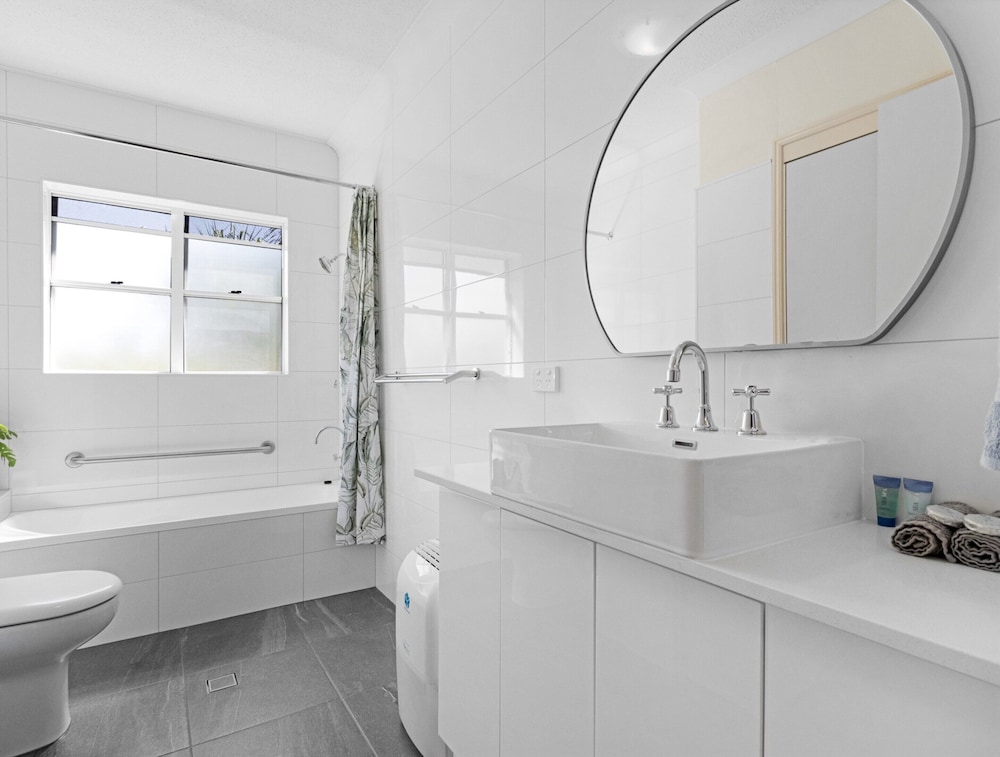 Beachside 2-bed Apartment With Secure Parking