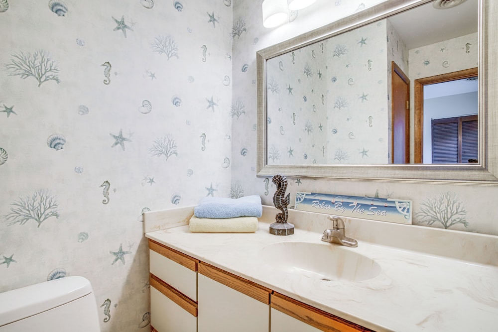Ocean City Getaway w/ Balcony, Steps to Boardwalk!
