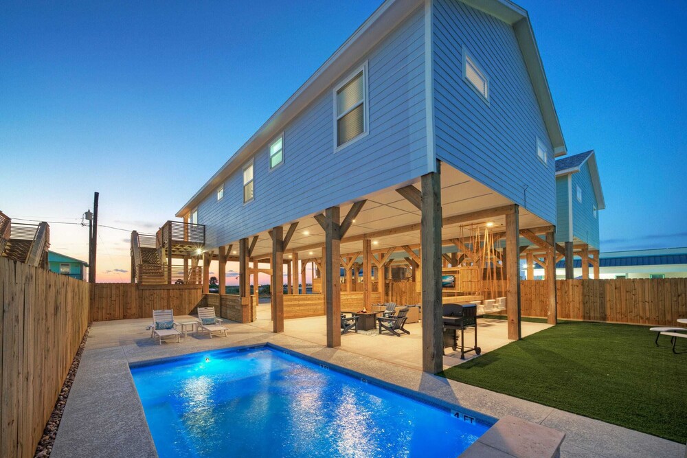 Deja Blue Coastal Retreat w/ Pool, Firepit, BBQ & Outdoor TV Lounge