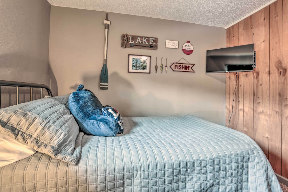 Marshall Vacations - Sues Camp w/ Caddo Lake Access  Dock! - Property Image 4