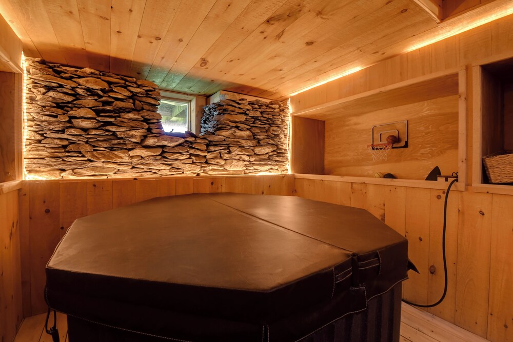Ski-in/ski-out Sugarbush Retreat w/ Indoor Hot Tub