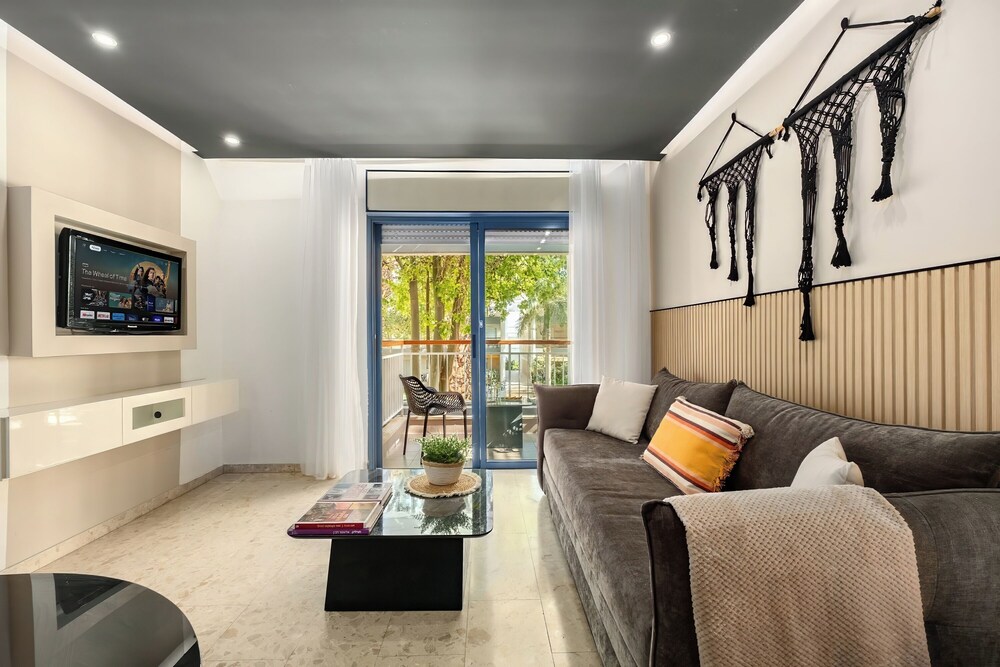 Royal Park Apt Resort by Sea N Rent