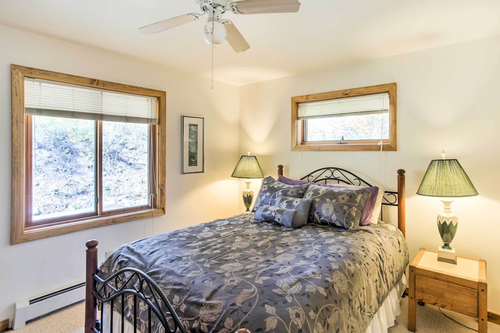 'marble Hideaway' Cabin w/ Mountain Views + Deck! view 4
