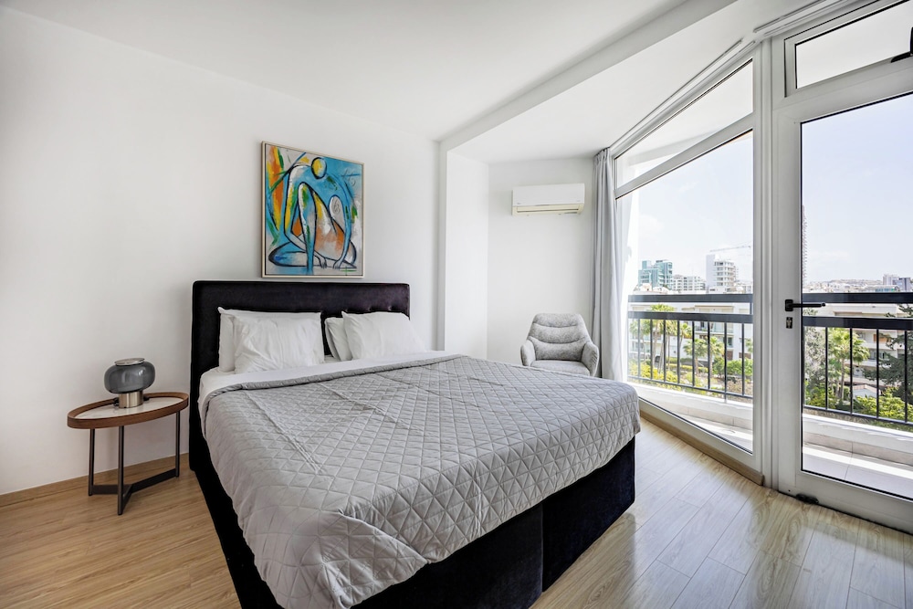Marathon Beach Apartment With Shared Pool